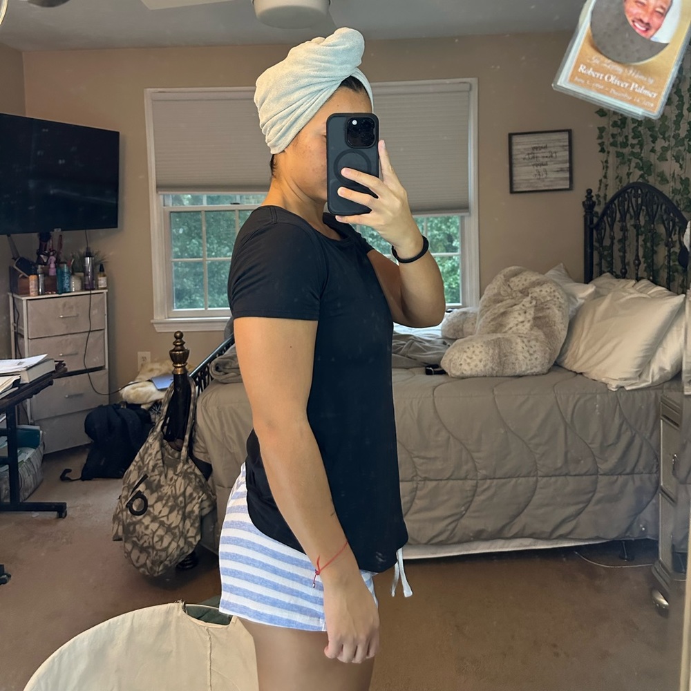 Lulu size 2/4 basically new black tee
